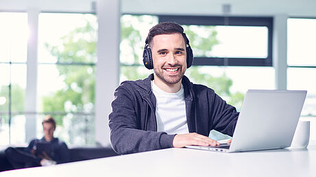 ibo-Mitarbeiter arbeitet mit Laptop